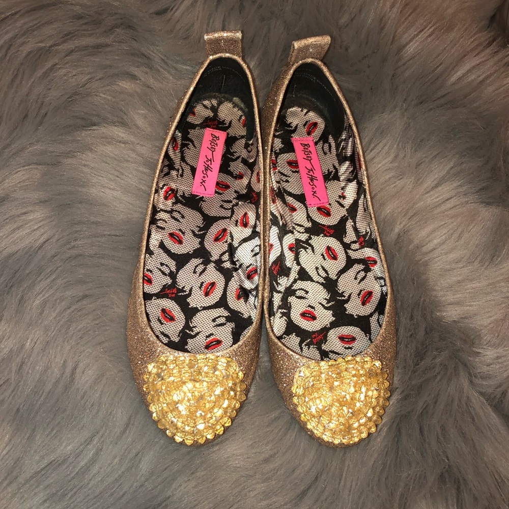 Betsey Johnson Sauceeyy Gold/glitter flats size 8